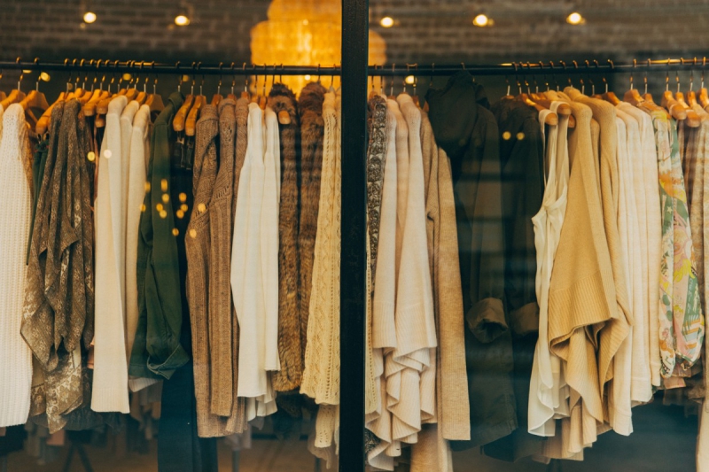 magasin-SOLLIES VILLE-min_clothe_fashion_store_shop_window_store_front-21277